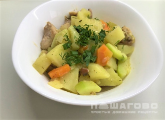 Фото приготовления рецепта: Картофельное рагу с мясом на сковороде - шаг 6