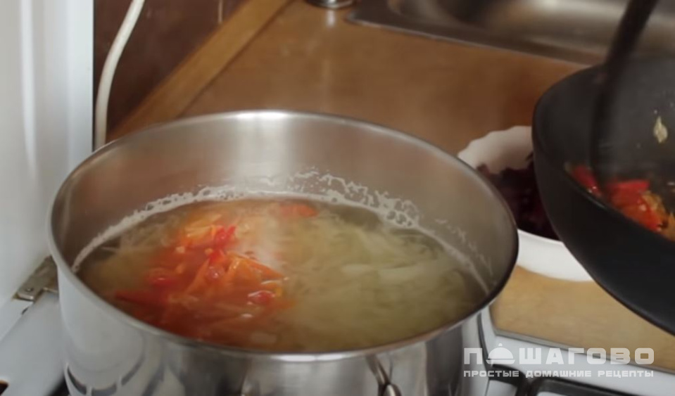 Фото приготовления рецепта: Вкусный диетический борщ без мяса - шаг 19