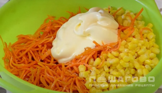 Фото приготовления рецепта: Салат с копченой курицей и корейской морковью - шаг 4