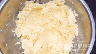 Фото приготовления рецепта: Медальоны с ананасами и сыром в духовке - шаг 2