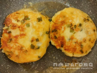 Фото приготовления рецепта: Глазунья с рыбой (Картофельные сконы с яичницей и лососем) - шаг 3