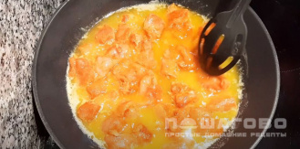 Фото приготовления рецепта: Яичница с индейкой и помидорами - шаг 3