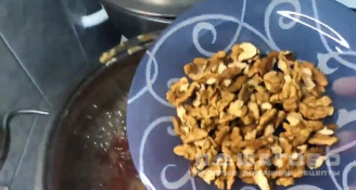 Фото приготовления рецепта: Варенье из помидоров с грецкими орехами - шаг 8