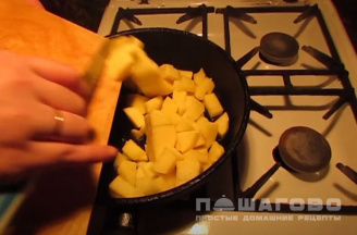 Фото приготовления рецепта: Вареная картошка, обжаренная на сковороде с сыром - шаг 3