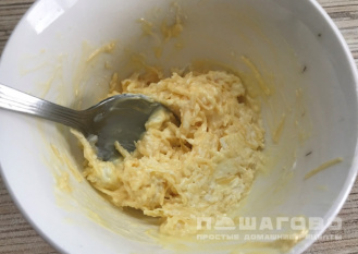 Фото приготовления рецепта: Канапе с сырной массой и сладким перцем - шаг 3