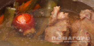 Фото приготовления рецепта: Ароматный говяжий бульон с гвоздикой - шаг 5
