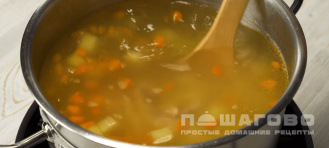 Фото приготовления рецепта: Суп из куриного окорочка - шаг 3