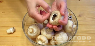 Фото приготовления рецепта: Запеченные грибы, фаршированные курицей и сыром - шаг 1