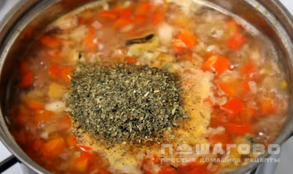 Фото приготовления рецепта: Томатный суп из морепродуктов - шаг 5
