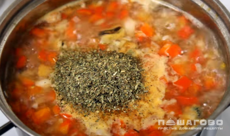 Фото приготовления рецепта: Томатный суп из морепродуктов - шаг 5