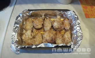Фото приготовления рецепта: Куриные крылышки в медово-соевом соусе с чесноком - шаг 4