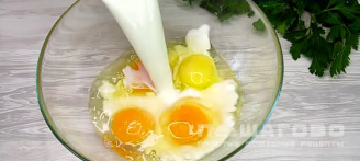 Фото приготовления рецепта: Яичный паровой омлет детский - шаг 1