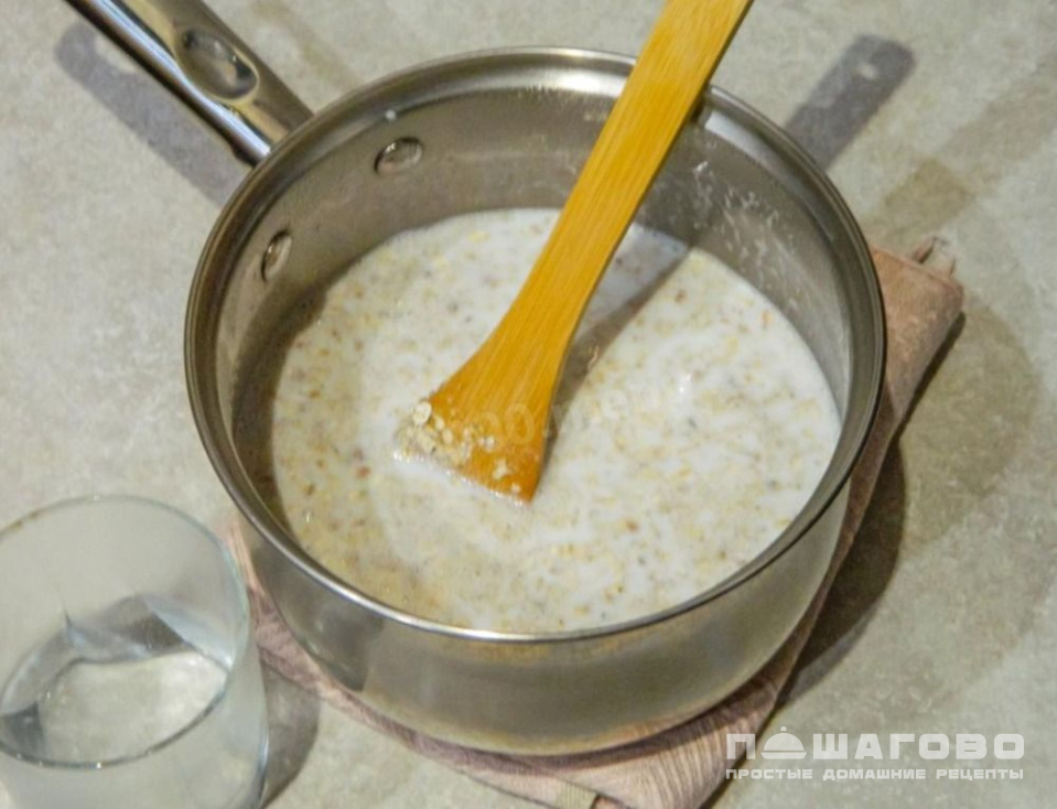 Фото приготовления рецепта: Каша из овсяных хлопьев - шаг 3