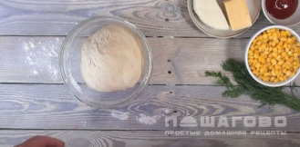 Фото приготовления рецепта: Луковая пицца с кукурузой и моцареллой - шаг 4