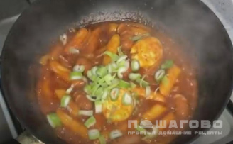 Фото приготовления рецепта: Корейские рисовые брусочки токпоки с сосисками, адаптированный рецепт - шаг 10