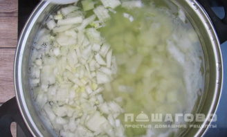 Фото приготовления рецепта: Суп с консервированной рыбой - шаг 4