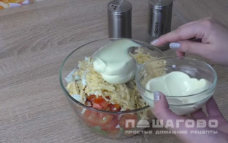 Фото приготовления рецепта: Простой салат из креветок - шаг 3