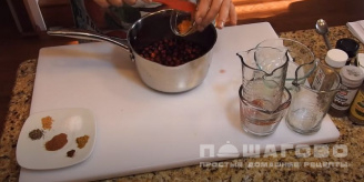 Фото приготовления рецепта: Соус из клюквы к мясу - шаг 3