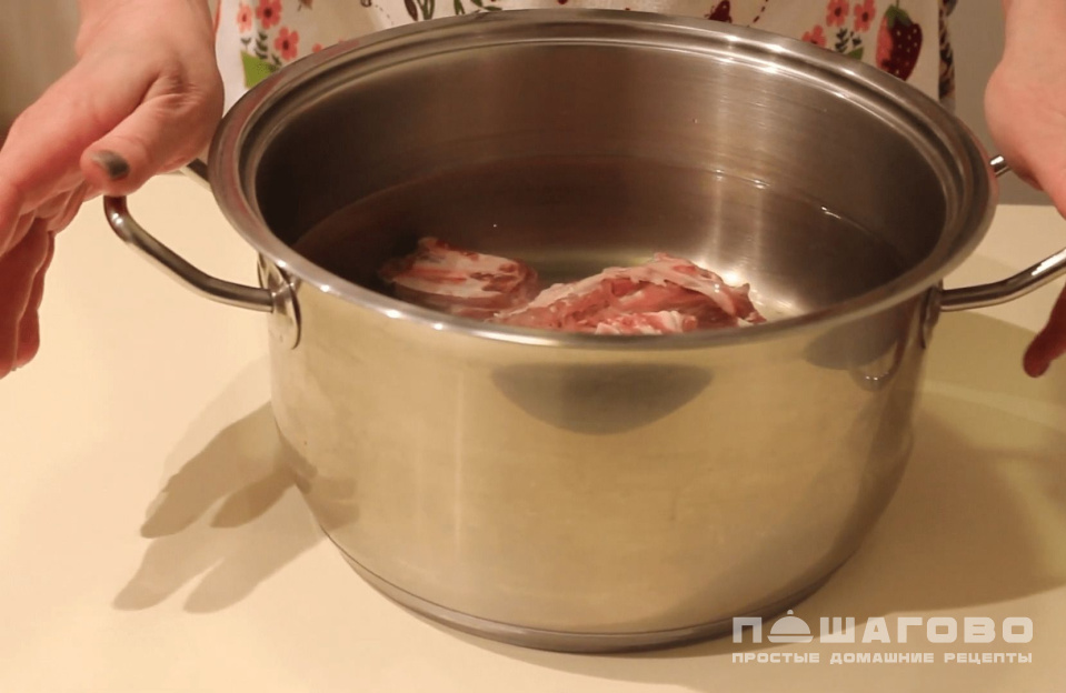 Фото приготовления рецепта: Щи из свежей капусты со свининой - шаг 1