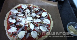 Фото приготовления рецепта: Пицца с томатами и анчоусами - шаг 3