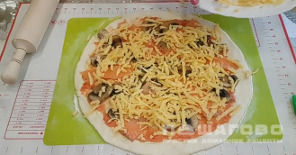 Фото приготовления рецепта: Пицца с филадельфией и маринованным лососем - шаг 8
