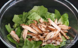 Фото приготовления рецепта: ПП салат с курицей маринованной в специях и зеленым салатом - шаг 4