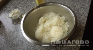 Фото приготовления рецепта: Салат с рисом, креветками и чесноком - шаг 5
