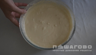 Фото приготовления рецепта: Пирог на йогурте - шаг 2