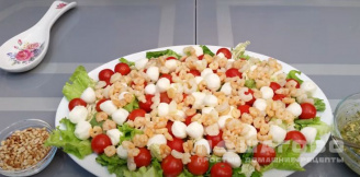 Фото приготовления рецепта: Салат с креветками и помидорами черри - шаг 11