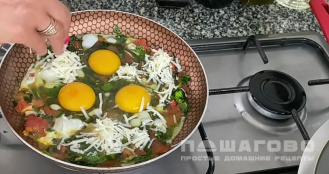 Фото приготовления рецепта: Вкусная яичница на завтрак - шаг 7