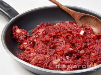 Фото приготовления рецепта: Постный борщ с болгарским перцем и грибами без мяса - шаг 2