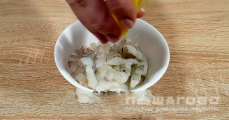 Фото приготовления рецепта: Салат с креветками и авокадо - шаг 5