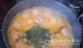 Фото приготовления рецепта: Суп с фрикадельками и паприкой - шаг 5