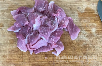 Фото приготовления рецепта: Свинина в кляре с кисло-сладким соусом - шаг 1