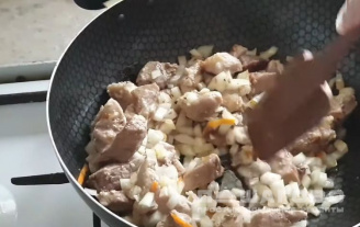 Фото приготовления рецепта: Бигус из свежей капусты с курицей и картошкой - шаг 1
