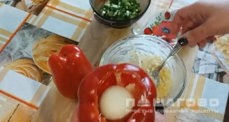 Фото приготовления рецепта: Болгарский перец фаршированный яйцом и сыром - шаг 4
