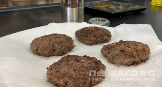 Фото приготовления рецепта: Домашние гамбургеры с маринованными огурцами - шаг 2