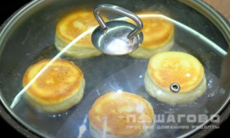 Фото приготовления рецепта: Пышные сырники из творога с мукой - шаг 6