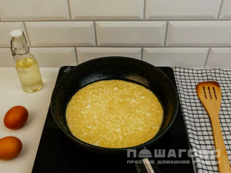 Фото приготовления рецепта: Сладкий творожный омлет с молоком - шаг 2