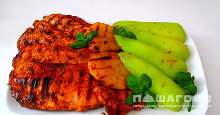 Грудка курицы на гриле с овощами
