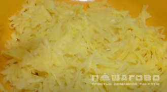 Фото приготовления рецепта: Картофельные драники с фаршем и сыром - шаг 3