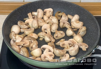 Фото приготовления рецепта: Жаркое со свининой, грибами и овощами - шаг 7