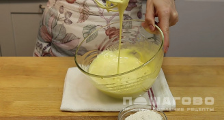 Фото приготовления рецепта: Пирог с заварным кремом и клубникой - шаг 6