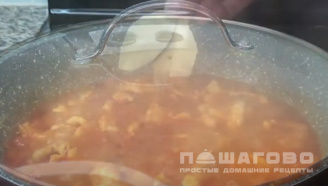 Фото приготовления рецепта: Нежная курица в томатном соусе - шаг 4