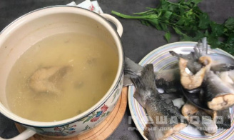 Фото приготовления рецепта: Рыбный суп с плавленым сыром - шаг 1
