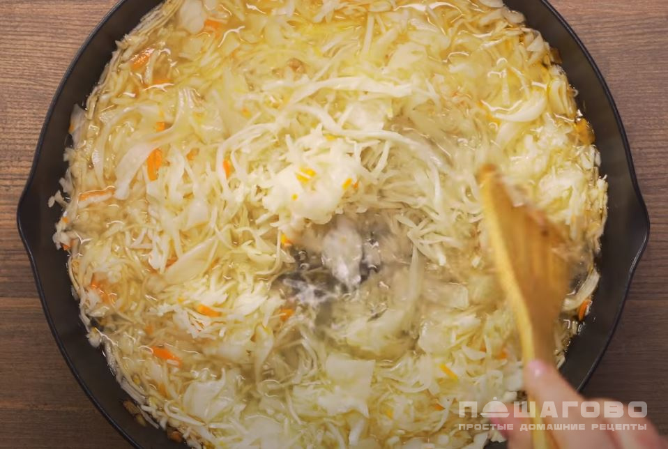 Фото приготовления рецепта: Суп из квашеной капусты с мясом - шаг 7