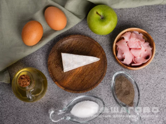 Фото приготовления рецепта: Омлет с ветчиной сыром и яблоком - шаг 1