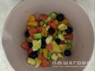 Фото приготовления рецепта: Легкий фруктовый салат со взбитыми сливками - шаг 2