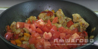 Фото приготовления рецепта: Жаркое со свининой, грибами и овощами - шаг 6