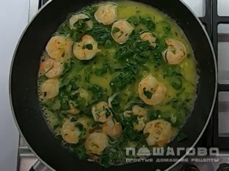 Фото приготовления рецепта: Паста лингвини с креветками и свежей зеленью - шаг 2